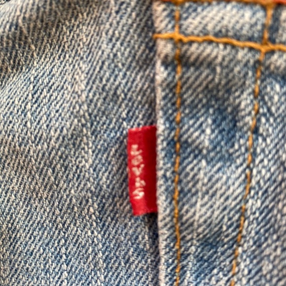 Levi Jean shorts (SIZE 6 S) - Picture 5 of 6